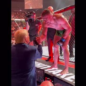 7/8/23 UFC Fighter climbs over ropes to shake president Donald Trumps hand ❤️