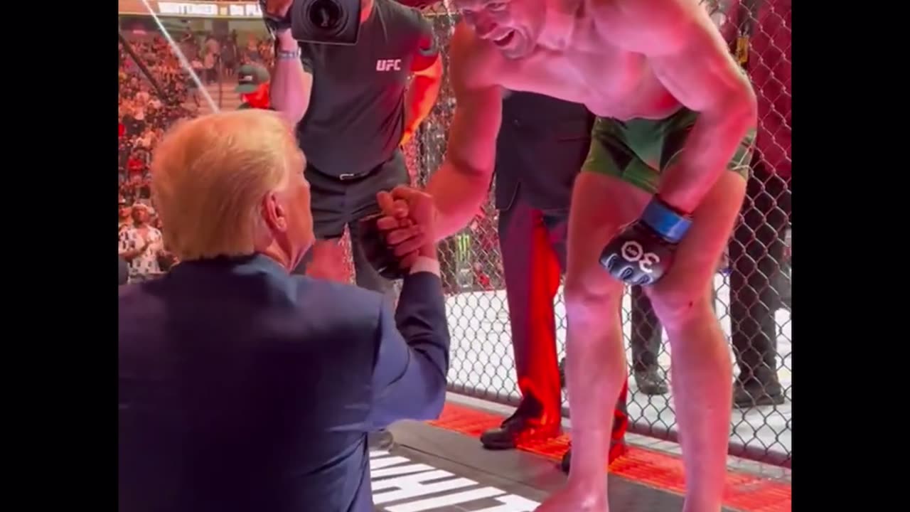 7/8/23 UFC Fighter climbs over ropes to shake president Donald Trumps hand ❤️