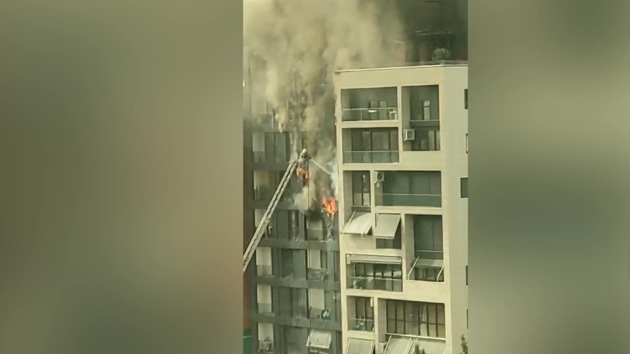 Panik në Tiranë, përshihen nga zjarri dy pallate