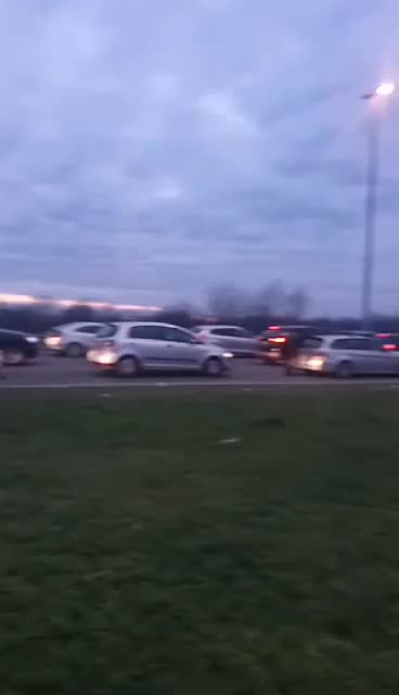 Mërgimtarët mbesin pa karburant, detyrohen t’i shtynë veturën në zonat kufitare