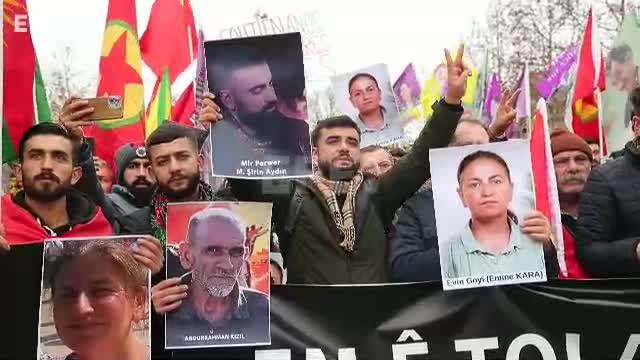 Cientos de personas se manifiestan en París contra el ataque contra el pueblo kurdo