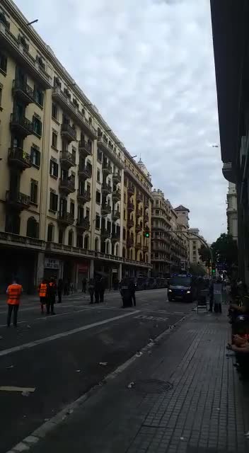 Con Policías nacionales durante el ataque separatista del 18-O en Barcelona (1)