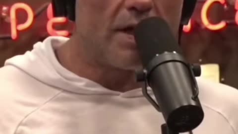 🚨BREAKING NEWS🚨Joe Rogan admits he poops his pants to millions of people.