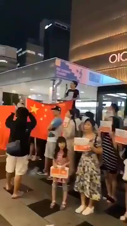 大阪難波、高島屋前。香港デモに対抗、大阪で国歌を歌う中国人集団の異様