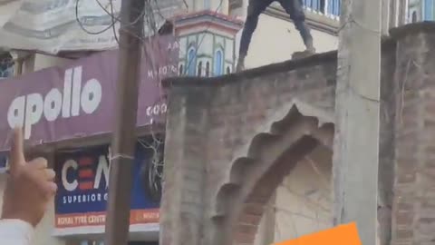 Hindu supremacists destroying a mosque in Bihar, India!