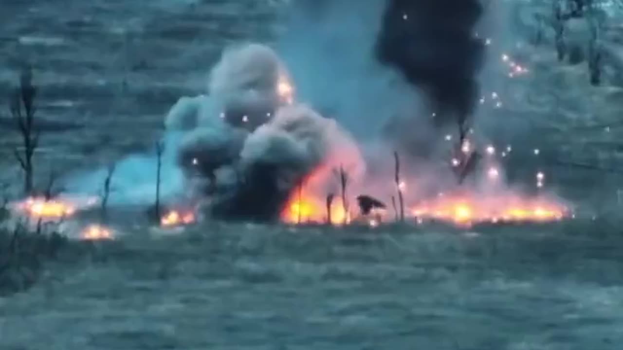 💥🇺🇦 Ukraine Russia War | Russian Tank Explodes Near Marjinka | Geolocation: 47.9593, 37.5115 | RCF