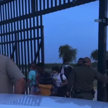 BORDER PATROL JUST OPENS THE GATE TO AMERICA. "THE BORDER IS SECURE"