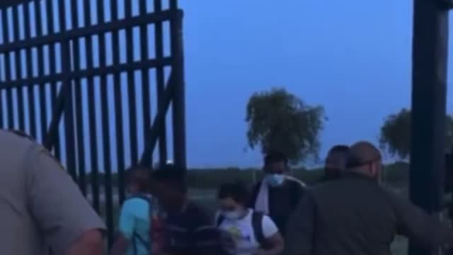 BORDER PATROL JUST OPENS THE GATE TO AMERICA. "THE BORDER IS SECURE"