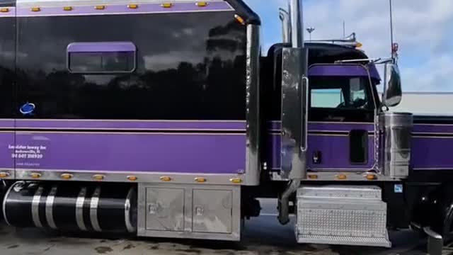 Truck drivers pay tribute to your ordinary car culture