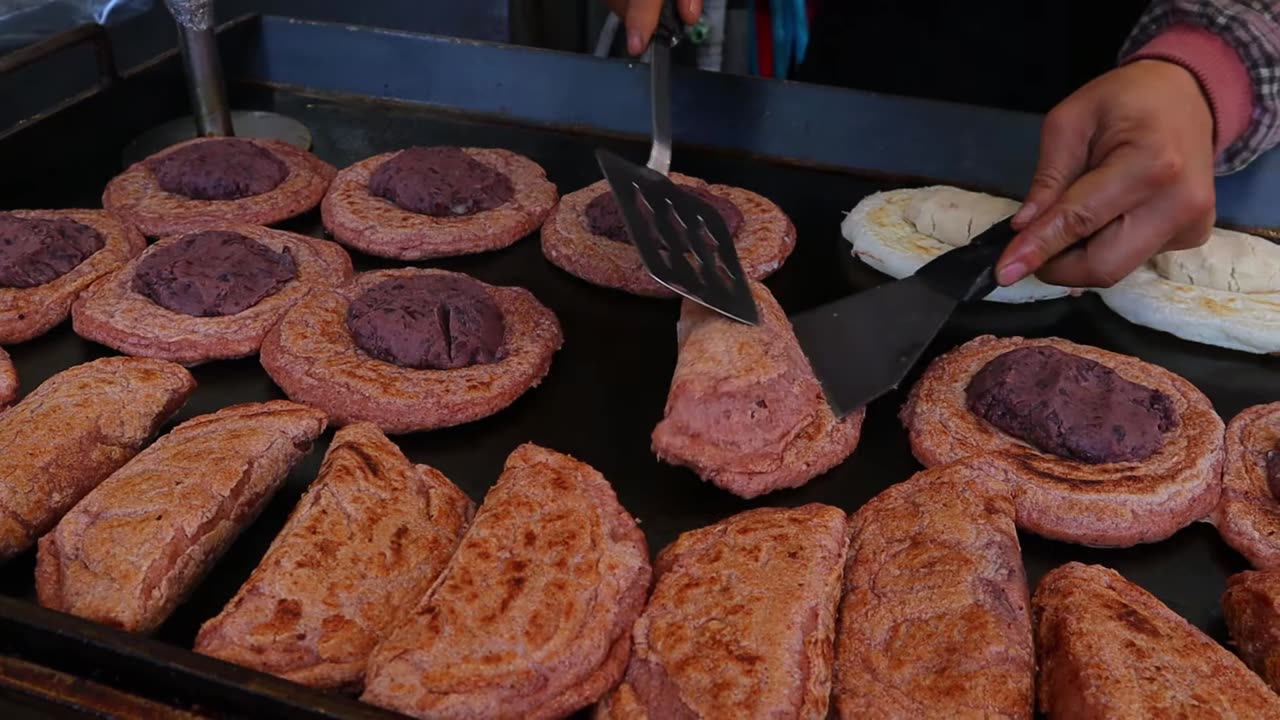 Gwangjang Market's Millet Pancake - Delicious & Healthy Korean Street Food!