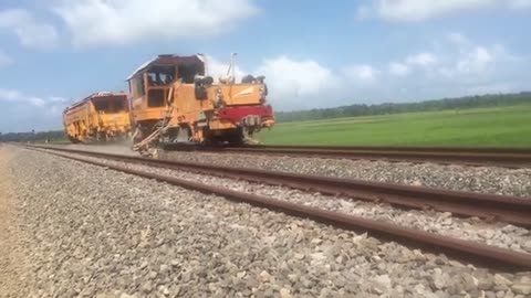Kereta Api Track & Bridge SSP-203 Plasser & Theurer dan Kereta 09-32 CSM (Kereta Api KAI)