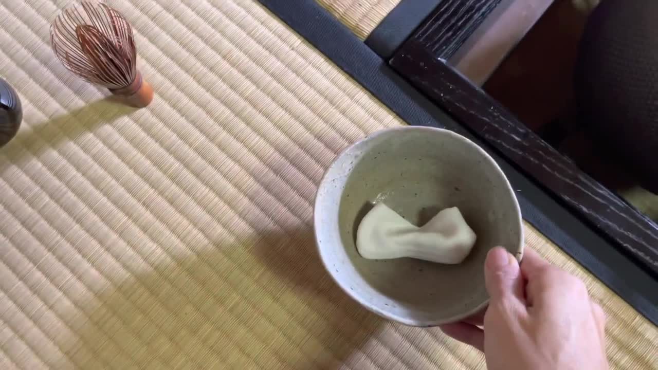表千家 茶巾で茶碗を拭く