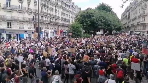 Vive la liberté, French protests continue against dictator Macron