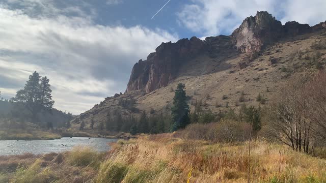 Central Oregon – Smith Rock State Park – Incredible River Valley – 4K