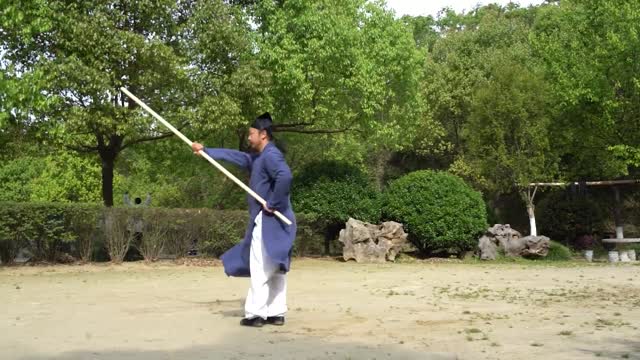 Daoist Master Chen Shixing practiced the Wudang Eight Immortals Stick