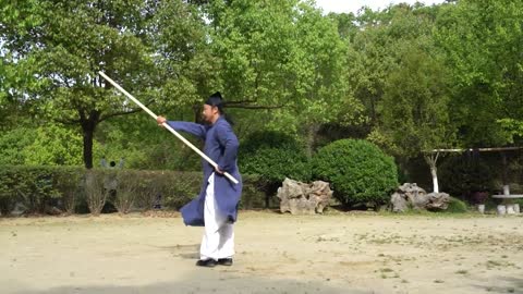 Daoist Master Chen Shixing practiced the Wudang Eight Immortals Stick