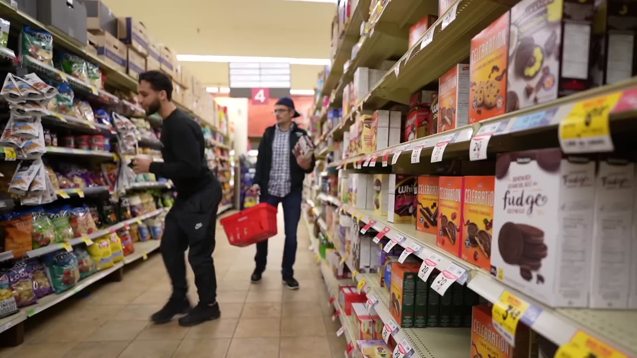 FARTING ON PEOPLE AT THE GROCERY STORE (PRANK)