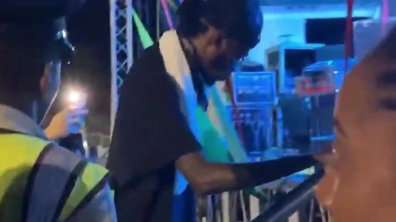 Female fan Cry at the sight of Alkaline at Chattabox Fest