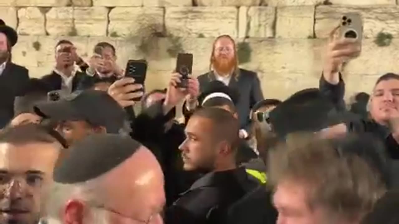 The president of Argentina arrived tonight at the Western Wall