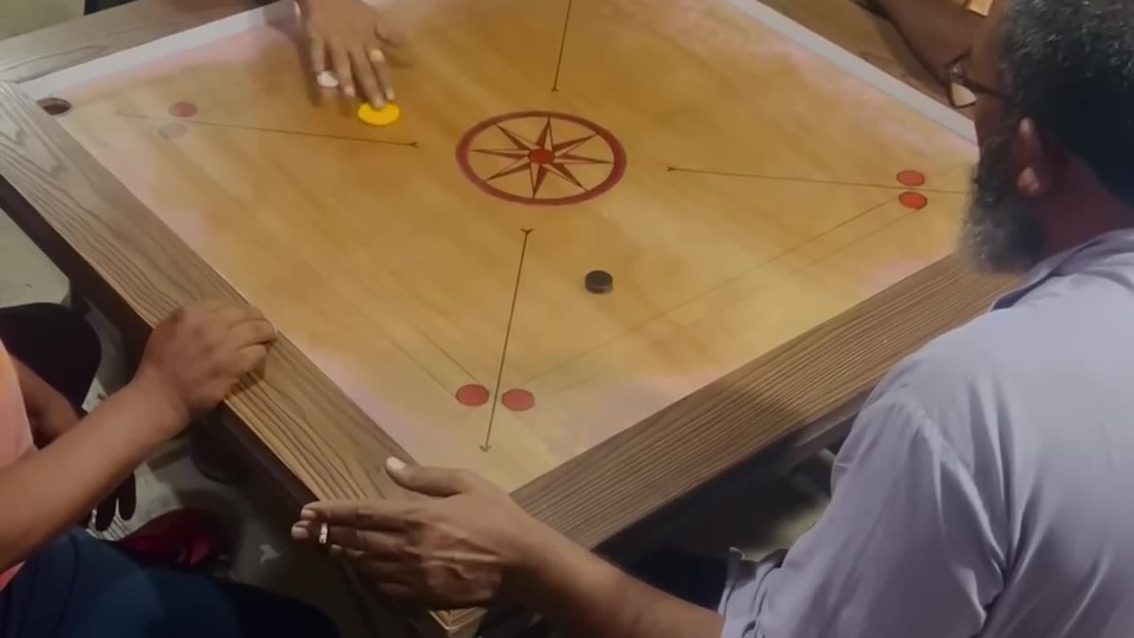 Carrom king 👑 guy’s dekho 3 no goti Kese liya hai #viral #youtuber #youtubeshorts #youtube