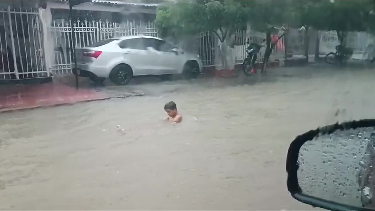 Niño juega en peligrosa corriente en Los Calamares