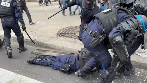 Day 6 in Paris of Macrons ban on protesting following his decree to raise the age of retirement.