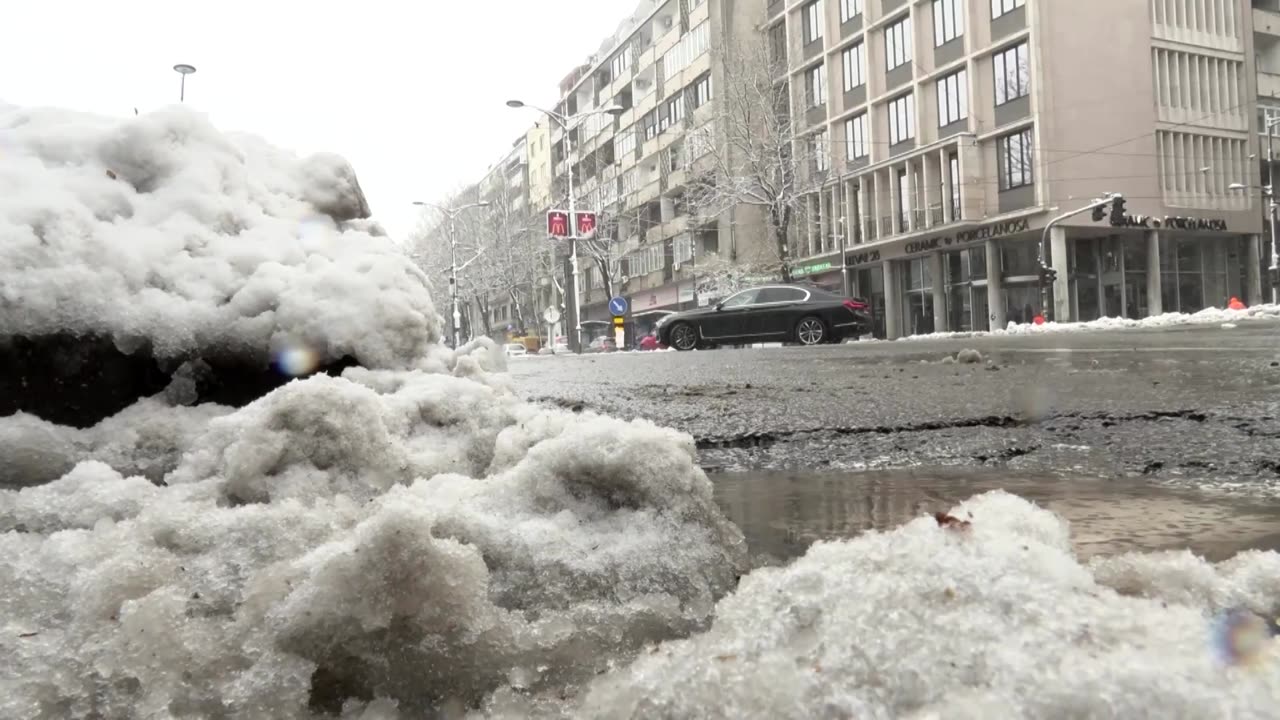 Belgrade shivers under rare spring snowfall