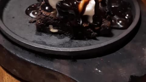 Sizzling Brownie #ytshorts #brownie #sizzlingbrownie #tastybrownie #streetfood #chocolatebrowniecake