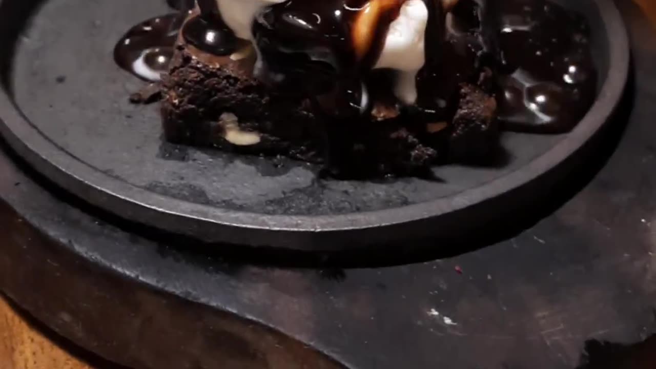 Sizzling Brownie #ytshorts #brownie #sizzlingbrownie #tastybrownie #streetfood #chocolatebrowniecake