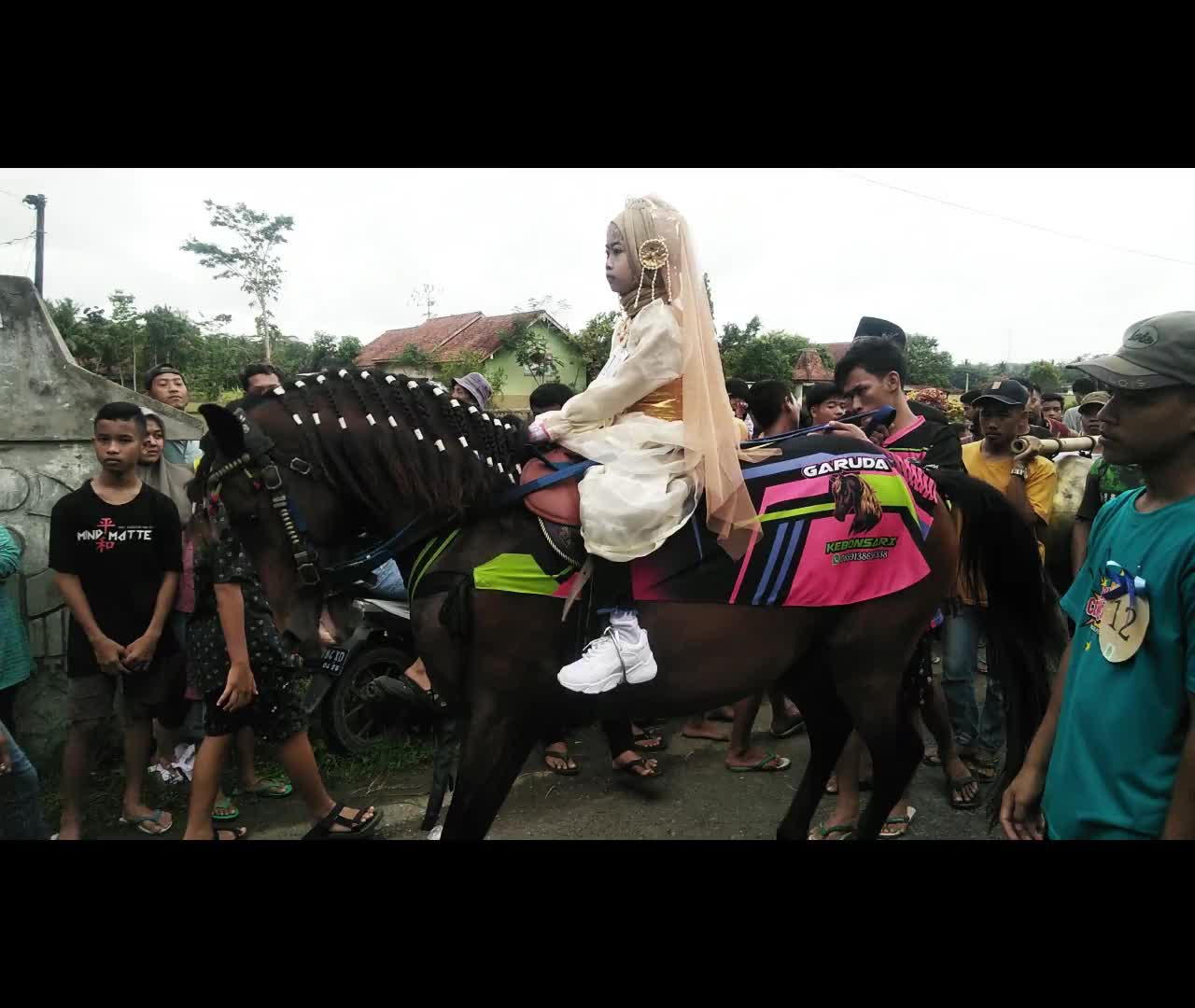 The parade of dancing horses