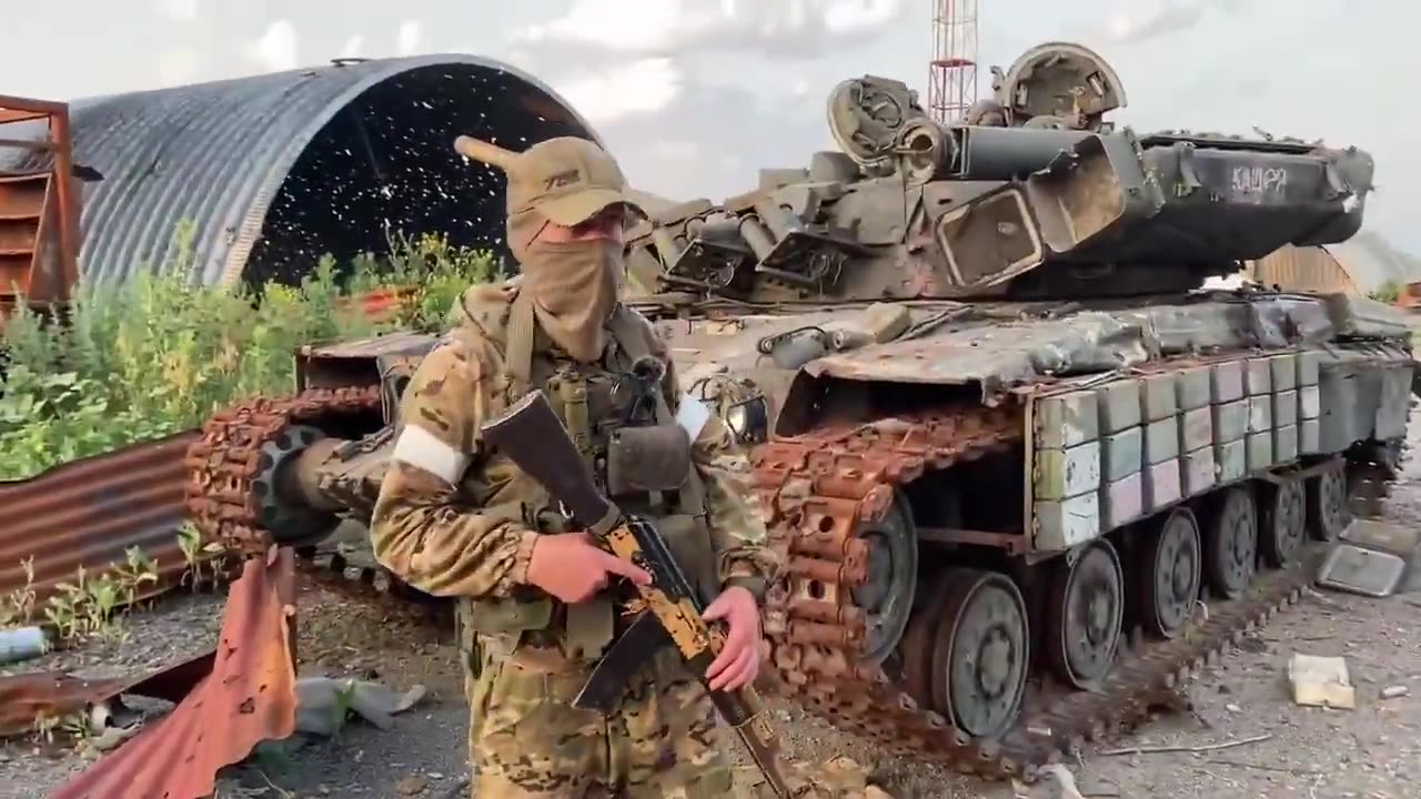 Damaged Ukrainian T-64BV Tank in Novodonetskoe - Ukraine War Combat Footage