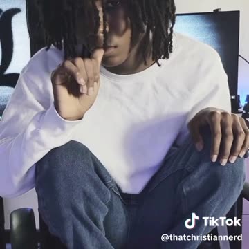 A EPIC black cosplay of EL!