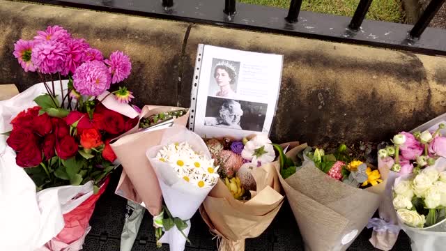 Australian PM lays wreath to honor Queen Elizabeth