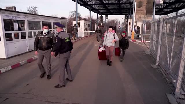 Fleeing war, people cross into Romania from Ukraine