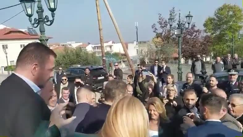 Ο ΜΕΣΙ ΤΗΣ ΠΟΛΙΤΙΚΗΣ ΕΙΣΑΙ-ΔΕΝ ΠΑΙΖΕΣΑΙ.