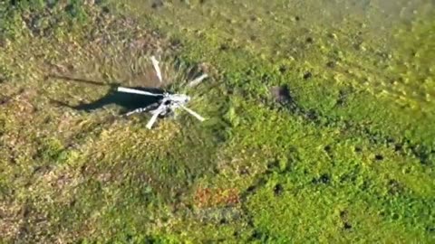 Evakuace velitele posádky sestřeléného ruského vrtulníku K 52 u Bachmutu