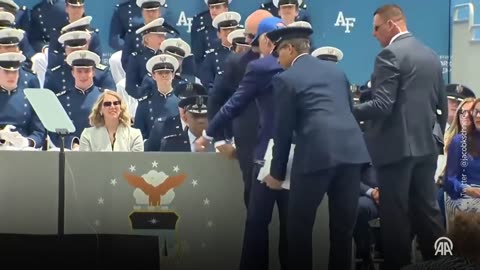 Biden e bën rrugë me incidentet, pengohet dhe përplaset mbi podium në Kolorado