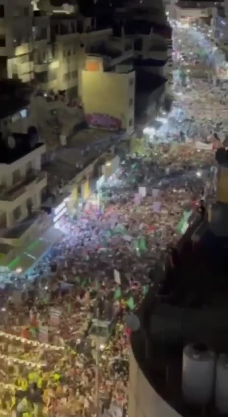 A rally in support of Hamas is taking place in the center of the Jordanian capital Amman.