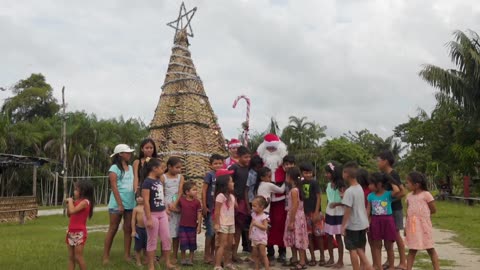 Santa Claus lleva la magia de la Navidad a comunidades brasileñas de Amazonas | AFP