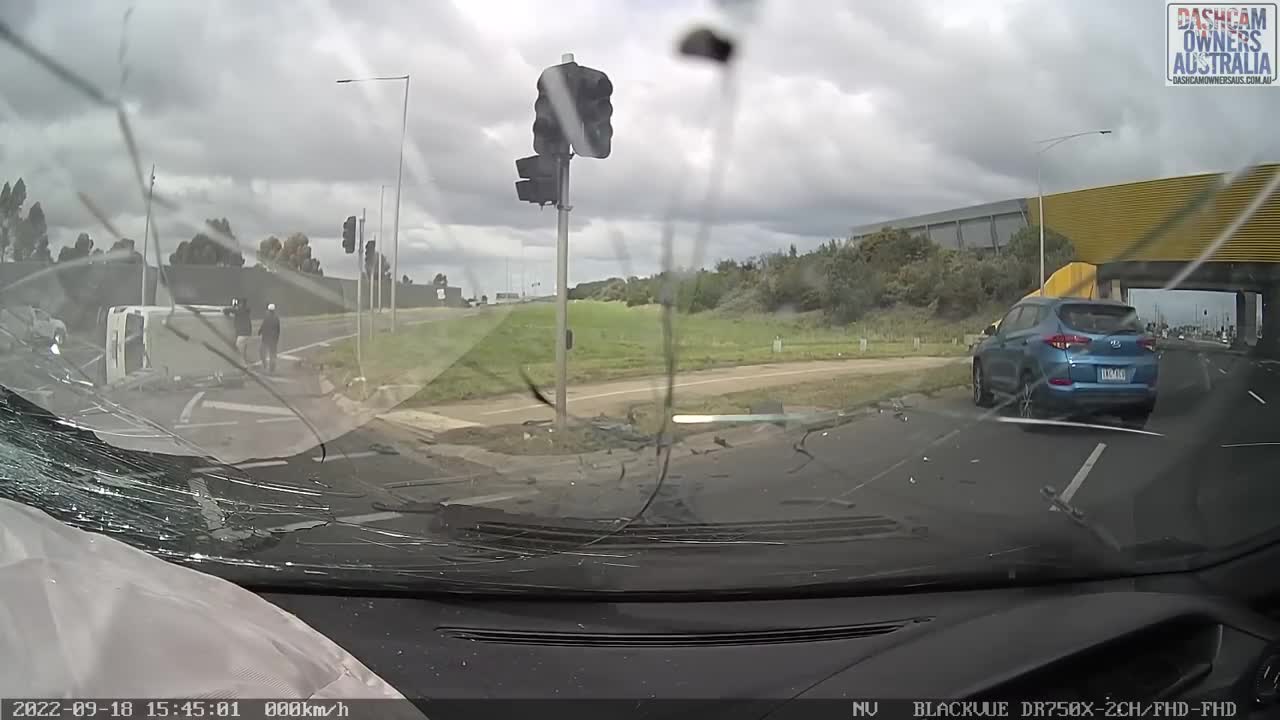 Van driver runs red light and collides with car - Derrimut VIC