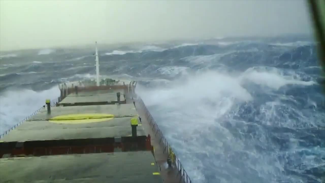 Ships in Storms | 10+ TERRIFYING MONSTER WAVES, Hurricanes & Thunderstorms at Sea