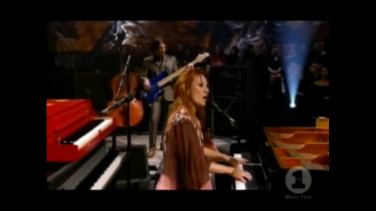 Tori Amos- Tear In Your Hand - Live