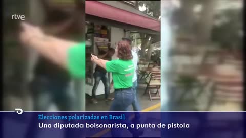 ELECCIONES BRASIL: Una DIPUTADA del partido de BOLSONARO APUNTA con un ARMA a un HOMBRE | RTVE