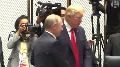 Trump and Putin chat at Apec summit_1