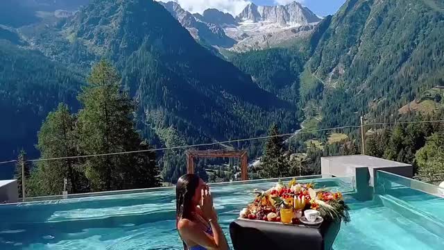breakfast in the pool 🤤