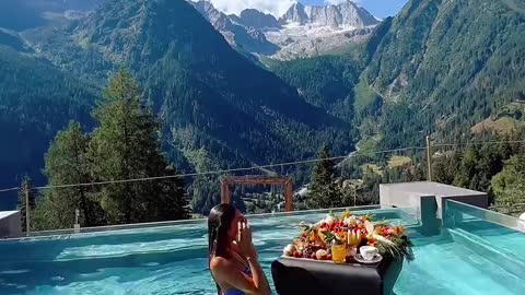 breakfast in the pool 🤤