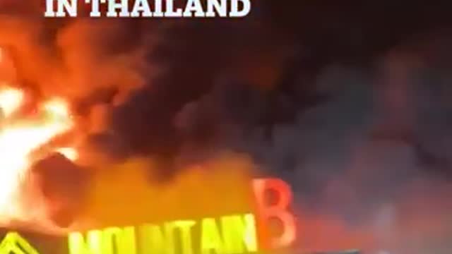 People evacuate nightclub fire in Thailand where many burned alive