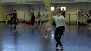 Ukrainian ballerinas find shelter in Berlin