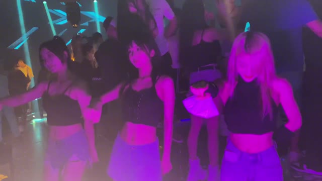 Come to experience the dancing of the little sister in the nightclub