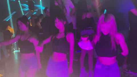 Come to experience the dancing of the little sister in the nightclub